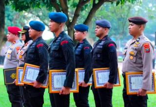 Personil Polresta Deli Serdang Terima Penghargaan dari Kapolda Sumut Atas Aksi Heroik Evakuasi Korban Banjir